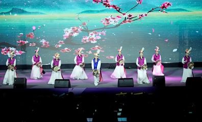 多國藝術團隊共譜青春樂章，舞臺藝術造型點亮新都之夜——記“成都國際友城青年音樂會”